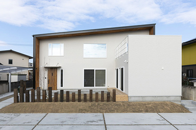 光が差し込む土間のある家 外観