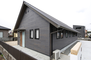 縁側があるログハウスような家 外観4