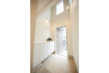 窓からの光に抱かれる癒しとゆとりの空間 玄関