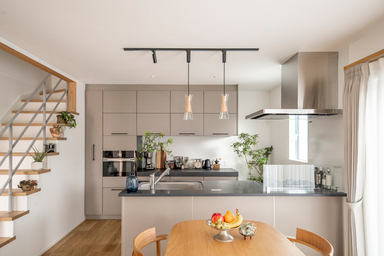 ナチュラルモダンな家｜光あふれるLDKとオリジナルキッチンの施工事例