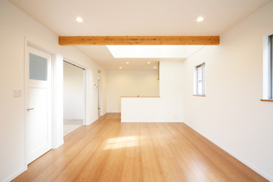 白と茶を基調としたシンプルモダンな家 LDK