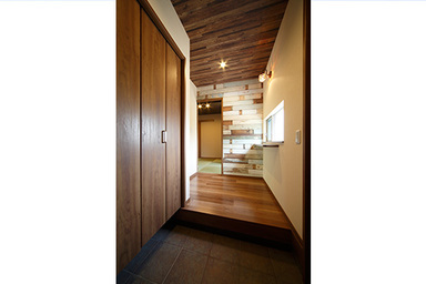 デザイン性と機能性を融合したヴィンテージハウス  玄関