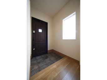 階段を中心に家族がふれあう家 玄関