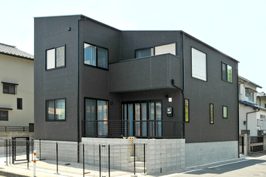 光が差し込む明るい家 外観