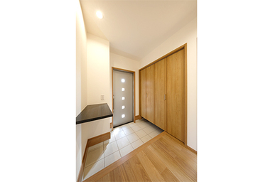 開放的なロフト付LDKのナチュラル平屋 玄関