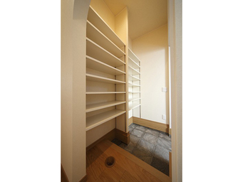 階段を中心に家族がふれあう家 シューズボックス