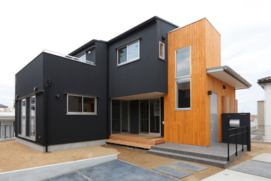 4層スキップフロアで無駄な空間を排除した黒いケースの家