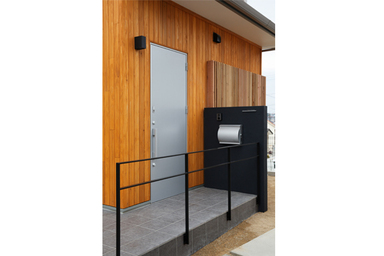 4層スキップフロアで無駄な空間を排除した黒いケースの家 玄関