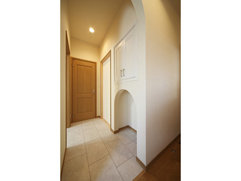 階段を中心に家族がふれあう家 玄関2