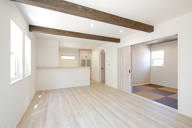 白を基調に色彩を楽しむこだわり南欧風住宅 LDK