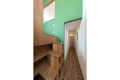 空間を最大限に利用した狭小住宅 廊下
