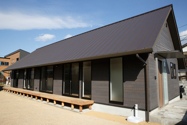 縁側があるログハウスような家 外観2