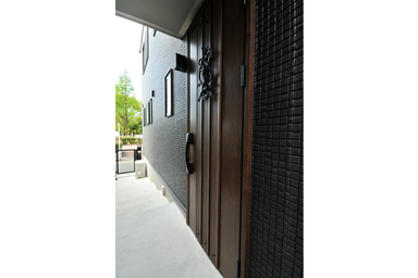 光が差し込む明るい家 玄関