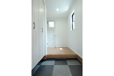 光が差し込む明るい家 玄関