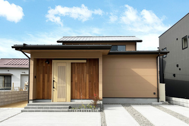 白木の造作建具と小上がりタタミスペースとオシャレ居酒屋風の洗面台がこだわりの新築和モダン古民家テイスト