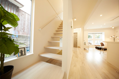 窓からの光に抱かれる癒しとゆとりの空間 階段