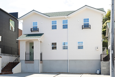 白を基調に色彩を楽しむこだわり南欧風住宅