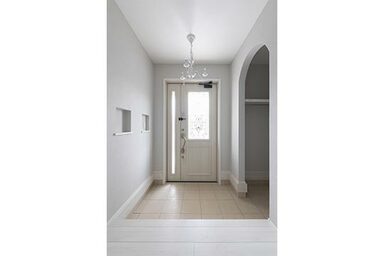 こだわりの世界が広がる三角屋根の洋風平屋 玄関