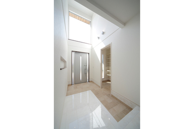 ピアノルームとビルトインガレージがある家 玄関