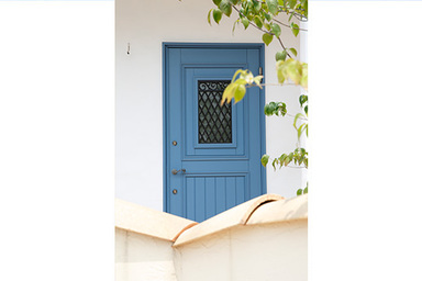 素材にこだわったアンティークレトロな家 外玄関