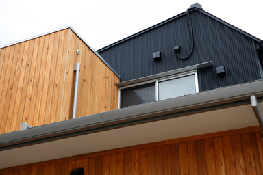 4層スキップフロアで無駄な空間を排除した黒いケースの家 外観2