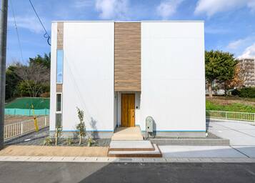 暮らしに高さと広がりを、木と白で彩る2階建ての家