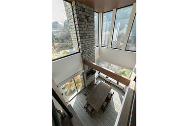 遊び心ある大人の邸宅 ダイニングと吹き抜け