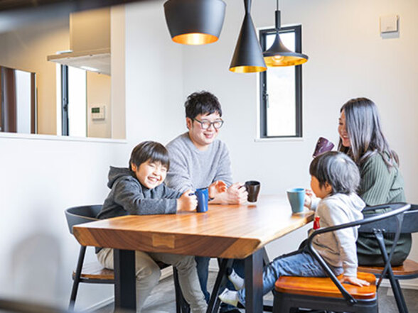 ダイニングで家族と過ごす