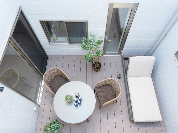 天空から光が降り注ぐ家の真ん中に「坪庭」がある暮らし