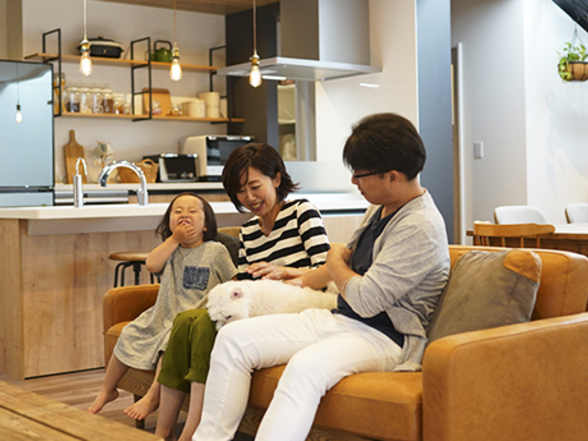 リビングで家族と過ごす