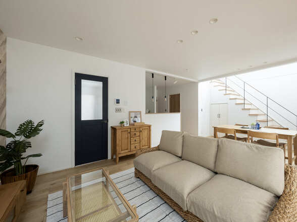 ヘリンボーンのアクセントクロスとネイビーのドア