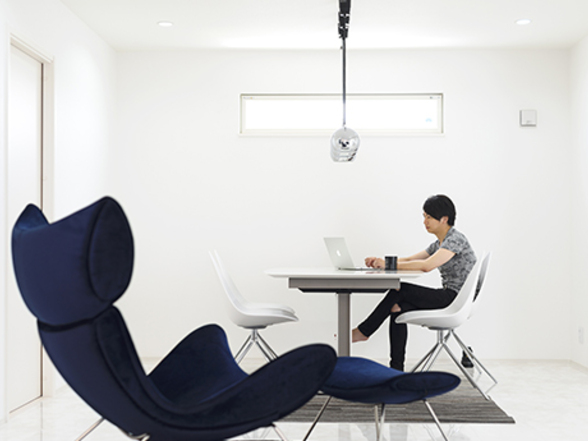 ネイビーの色が引き立つ白い空間