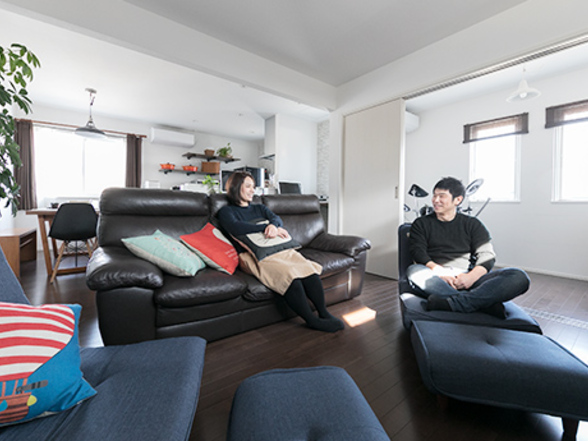 リビングでくつろぐ