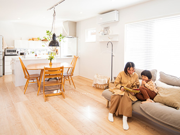 リビングで家族と過ごす