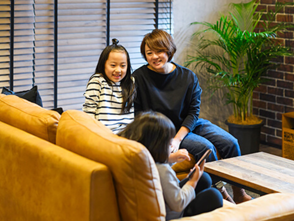 インダストリアルな空間で家族と記念撮影