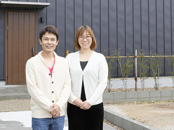 シンプルな外観の前で記念撮影