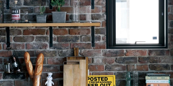 壁一面のブリックタイルが演出する重厚感のある居住スペース