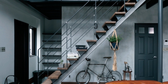 インテリアと一体化したシャープなフォルムのスチール階段