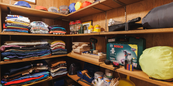 使い方は自分次第、オープンシェルフにクラフトスペース