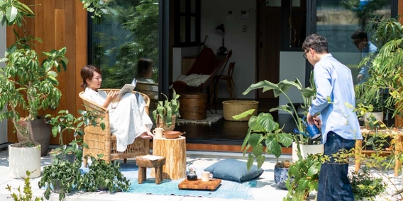 TERRACE / リビングと庭との間で