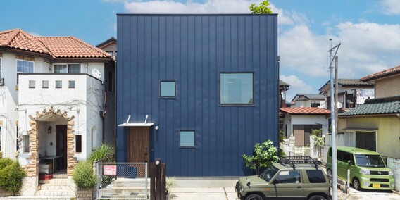 シンプルな四角い外観