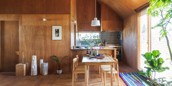 ラワン仕上げのクラフト感、ひと繋ぎの大空間