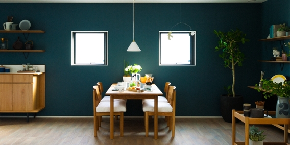 アクセントウォールで変化をつけた家族が集いたくなるダイニング