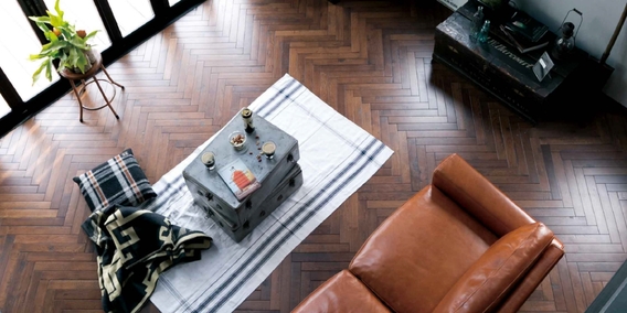 クラシカルでどこか懐かしさを感じるヘリンボーンの床