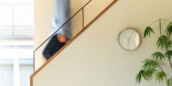 LIVING / 朝の光で満たされた家族の空間