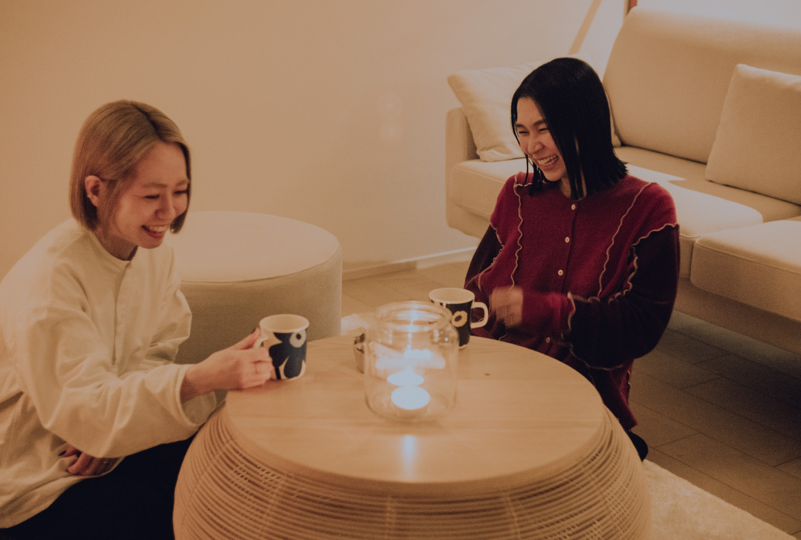 友人とリビングでくつろぐ