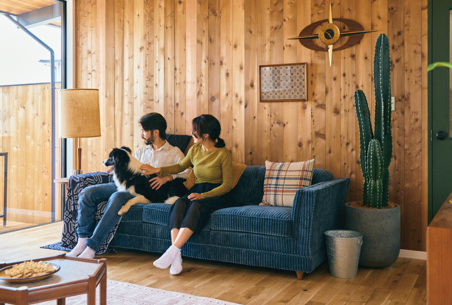 リビングのソファでペットとくつろぐ