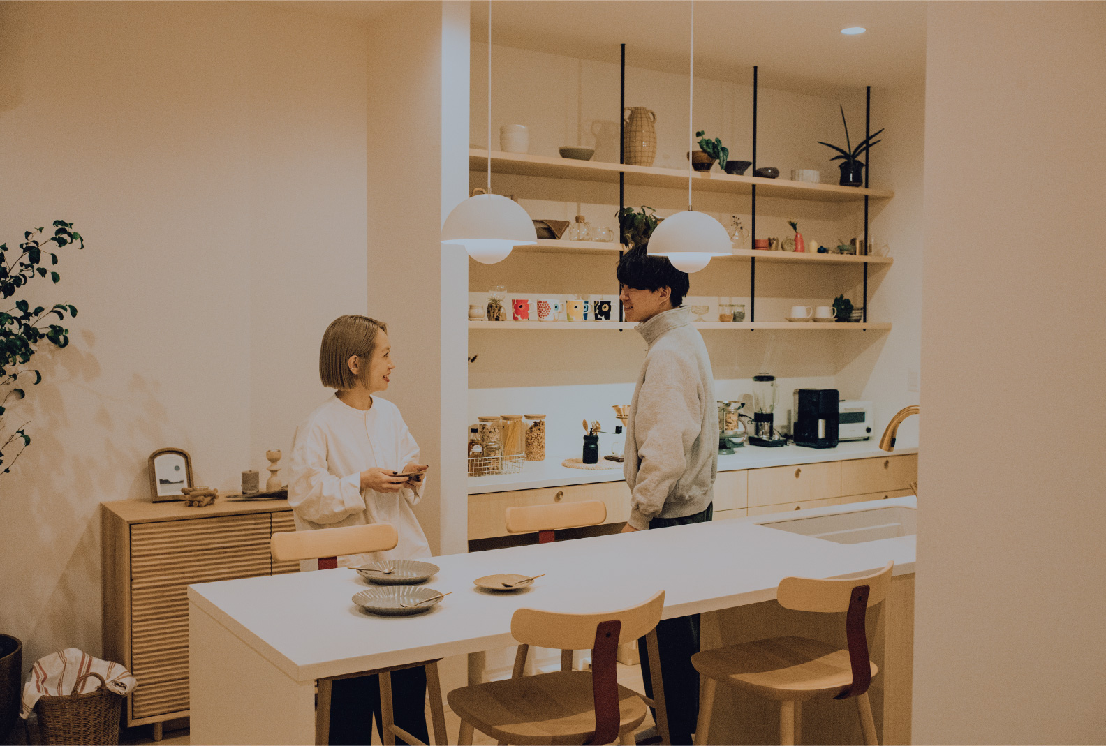 ダイニングキッチンで夫婦でお話し