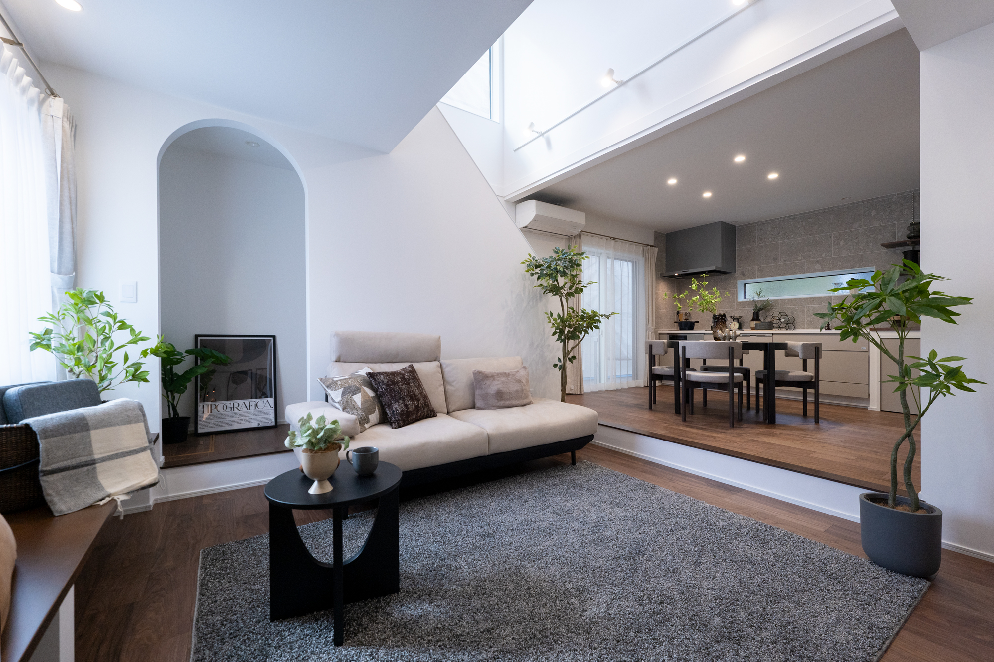 吹き抜けから優しい光が差し込みます