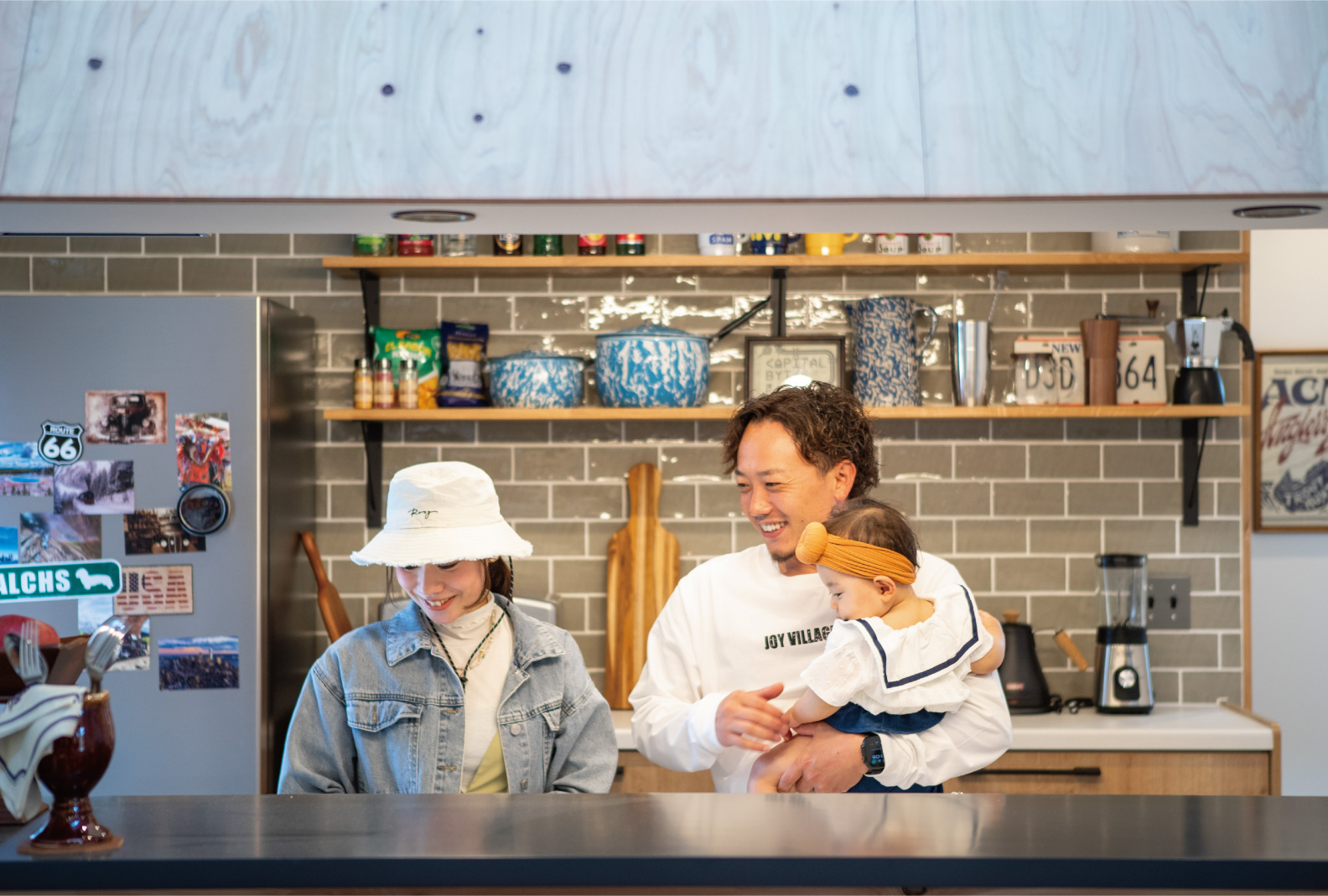 キッチンで夫婦で料理